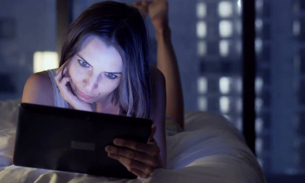 Utilizarea gadgeturilor pe timpul noptii poate provoca o crestere a zaharului din sange