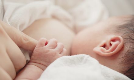 Florentina Gheorghiu, consultant acreditat în alăptare în Spitalul Băneasa: Alimentația la sân se face la cererea nou născutului, care poate fi alăptat de 8-12 ori pe zi