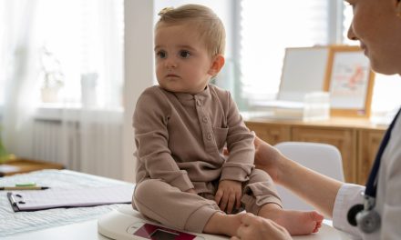 Expunerea la antibiotice înainte de vârsta de doi ani este asociată cu un risc crescut de obezitate infantilă
